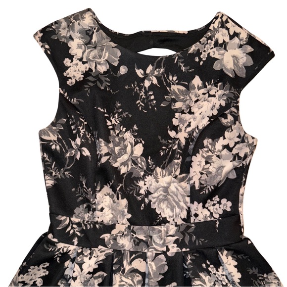 EMERALD SUNDAE |JUNIORS| NWOT | B&W Floral Fit & Flare Mini Dress Size M - Picture 2 of 5